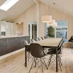 בית נופש Seven-bedroom With A Hot Tub 03 *