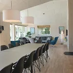 Seven-bedroom With A Hot Tub 03 בית נופש