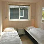 בית נופש Seven-bedroom With A Hot Tub 03 *