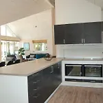 בית נופש Seven-bedroom With A Hot Tub 03 *
