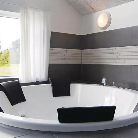 Hébergement de vacances Seven-bedroom Tranekaer With A Hot Tub 03 Tranekær