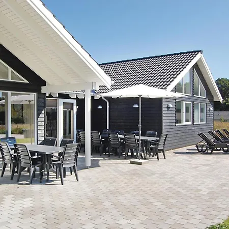 Ferienhaus Seven-bedroom Tranekaer With A Hot Tub 03