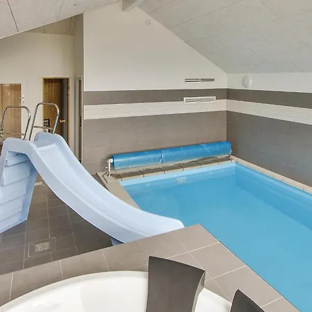 Ferienhaus Seven-bedroom Tranekaer With A Hot Tub 03 *