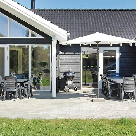 Seven-bedroom Tranekaer With A Hot Tub 03 Ferienhaus