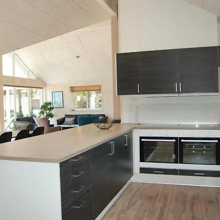 Ferienhaus Seven-bedroom Tranekaer With A Hot Tub 03 *