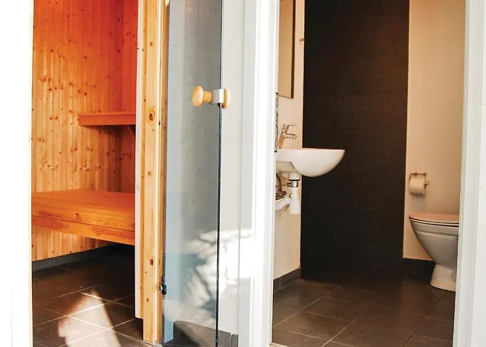 Seven-bedroom With A Hot Tub 03 Tranekaer